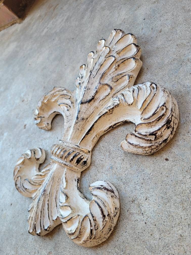 Fleur de Lis Wall plaque - PICK YOUR COLOR - Old World, Tuscan, French Country Home Decor. Handmade and hand painted. FleurDeLisJunkie