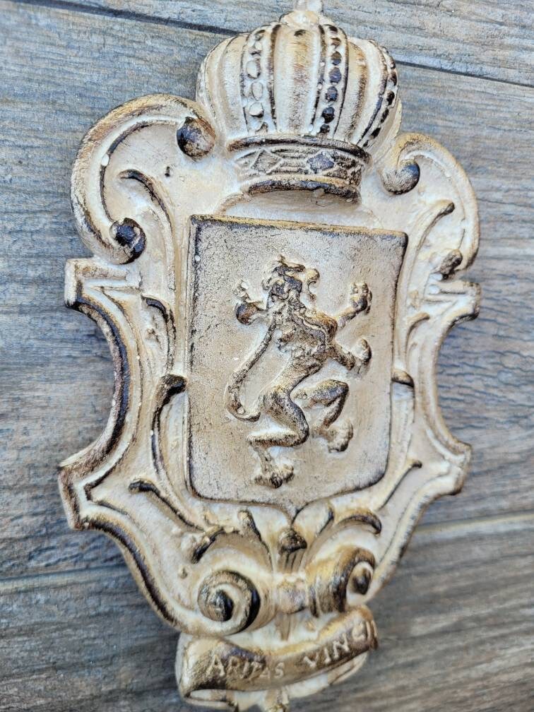 Lion Shield Wall Plaque | PICK YOUR COLOR | Wall Decor | Medieval | Old World | Hand painted | handmade | Fleurdelisjunkie |