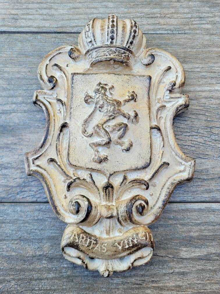 Lion Shield Wall Plaque | PICK YOUR COLOR | Wall Decor | Medieval | Old World | Hand painted | handmade | Fleurdelisjunkie |