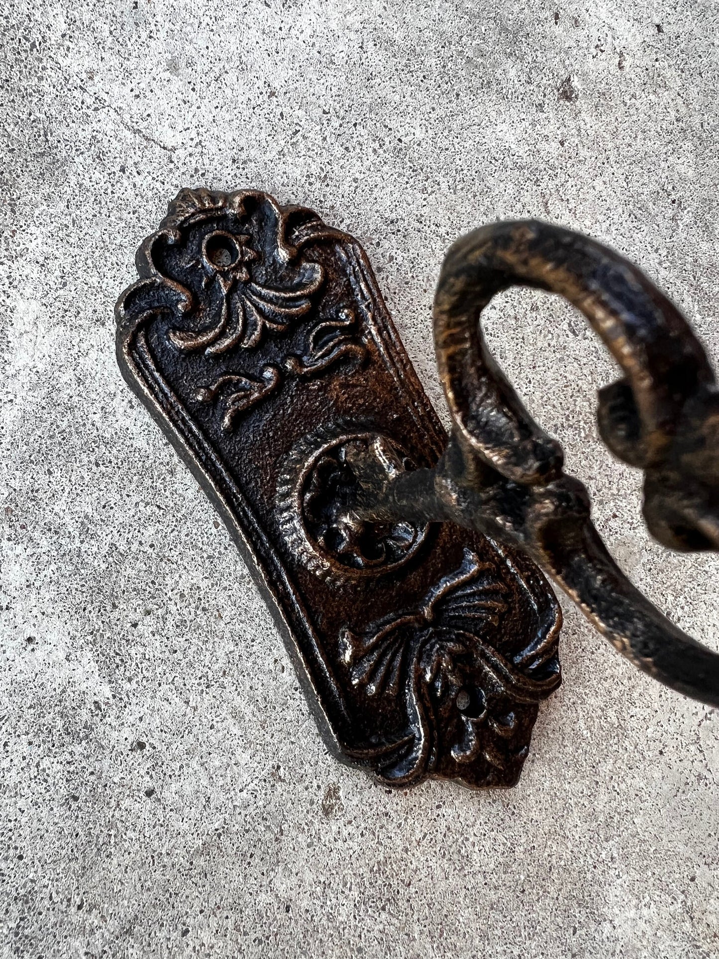 Skeleton Key Wall hook - PICK YOUR COLOR - bath towel hook, decorative hook, Victorian ornate hook, coat hook, shabby chic, Fleur de Lis