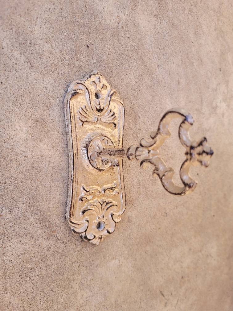 Skeleton Key Wall hook - PICK YOUR COLOR - bath towel hook, decorative hook, Victorian ornate hook, coat hook, shabby chic, Fleur de Lis