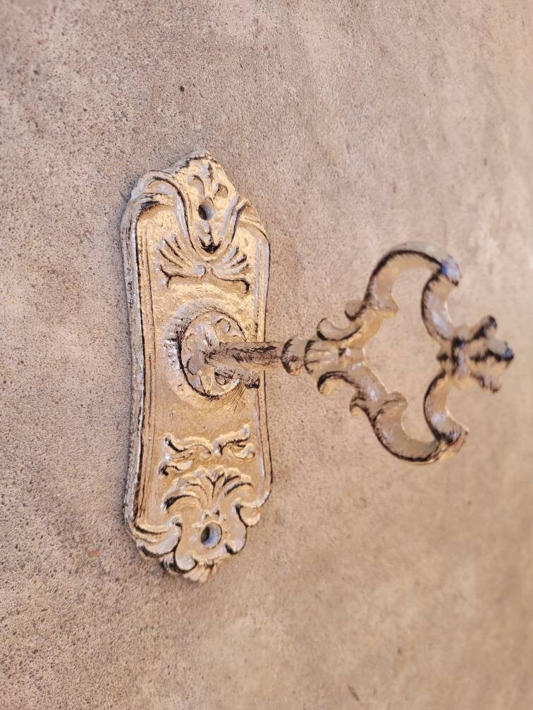Skeleton Key Wall hook - PICK YOUR COLOR - bath towel hook, decorative hook, Victorian ornate hook, coat hook, shabby chic, Fleur de Lis