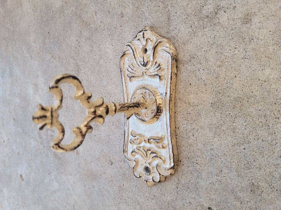 Skeleton Key Wall hook - PICK YOUR COLOR - bath towel hook, decorative hook, Victorian ornate hook, coat hook, shabby chic, Fleur de Lis