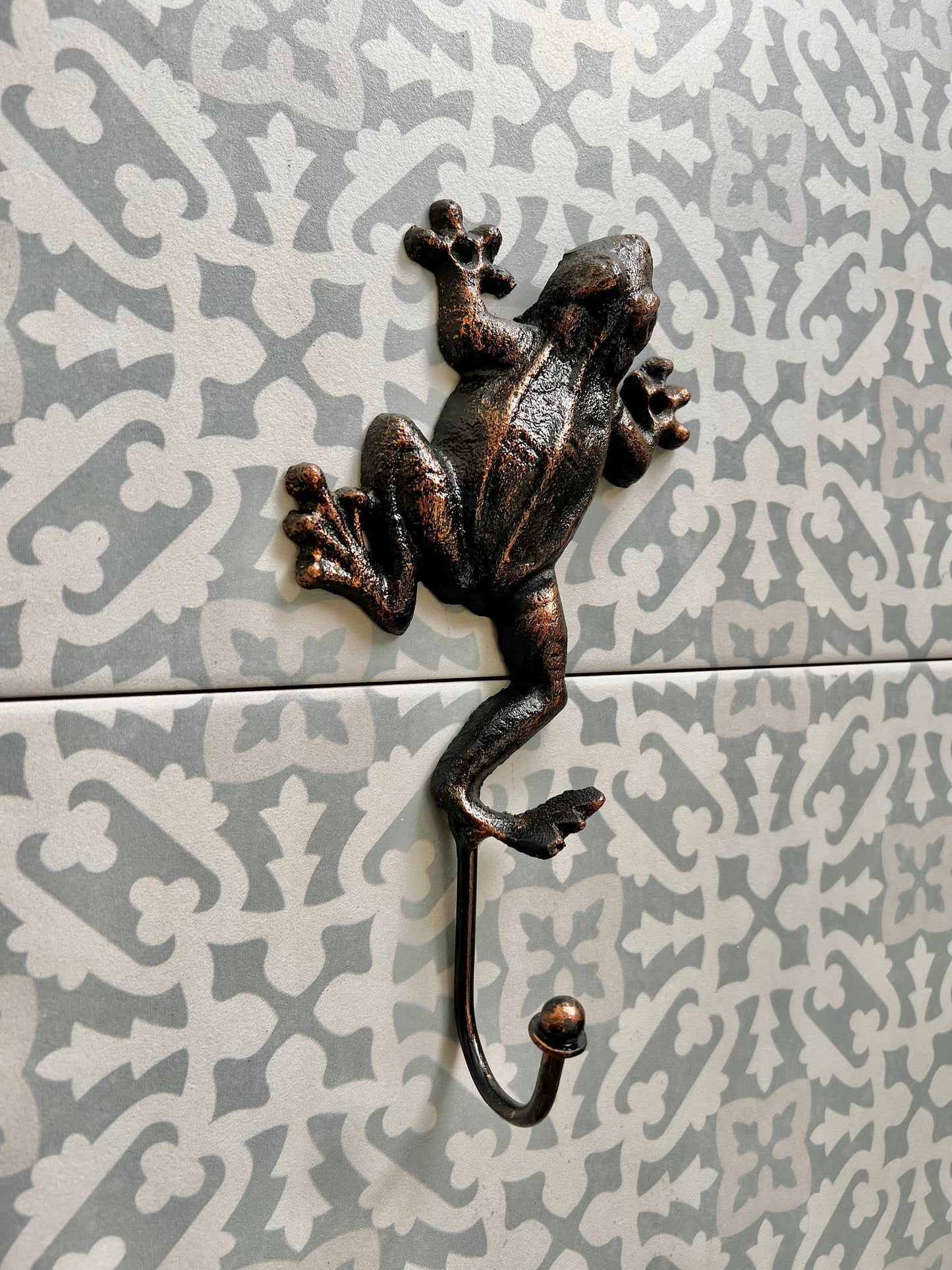 Frog Wall Hook | PICK YOUR COLOR | Cast Iron Wall coat Rack | Nature wall decor. Bathroom hardware Wall Hanger | FleurDeLisJunkie |