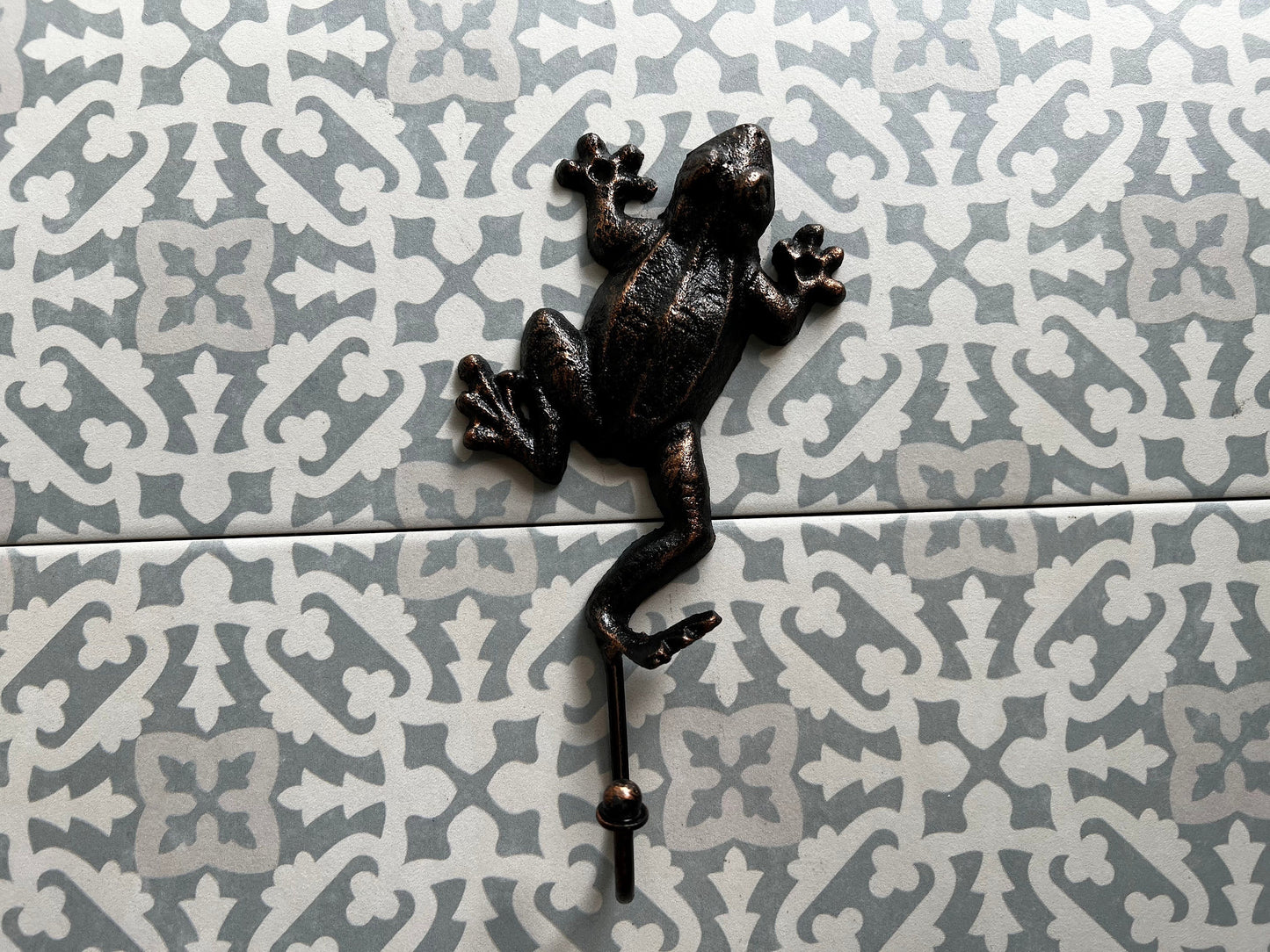 Frog Wall Hook | PICK YOUR COLOR | Cast Iron Wall coat Rack | Nature wall decor. Bathroom hardware Wall Hanger | FleurDeLisJunkie |