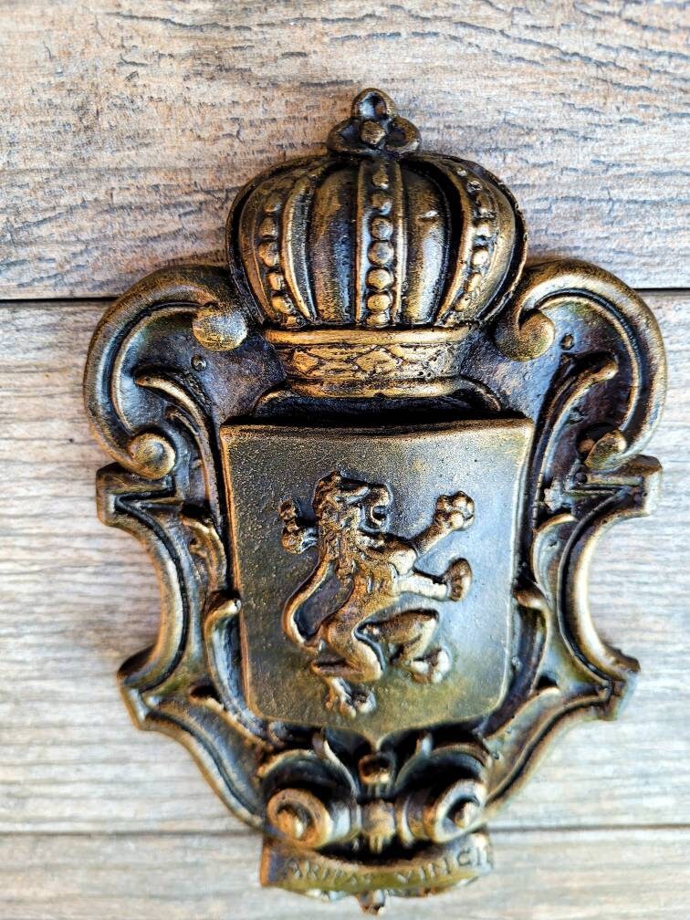 Lion Shield Wall Plaque | PICK YOUR COLOR | Wall Decor | Medieval | Old World | Hand painted | handmade | Fleurdelisjunkie |