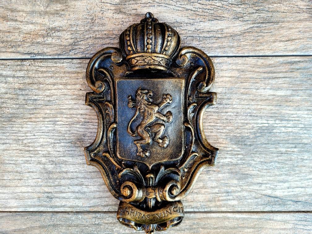 Lion Shield Wall Plaque | PICK YOUR COLOR | Wall Decor | Medieval | Old World | Hand painted | handmade | Fleurdelisjunkie |