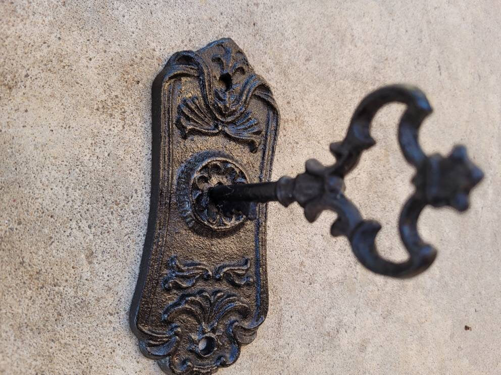 Skeleton Key Wall hook - PICK YOUR COLOR - bath towel hook, decorative hook, Victorian ornate hook, coat hook, shabby chic, Fleur de Lis