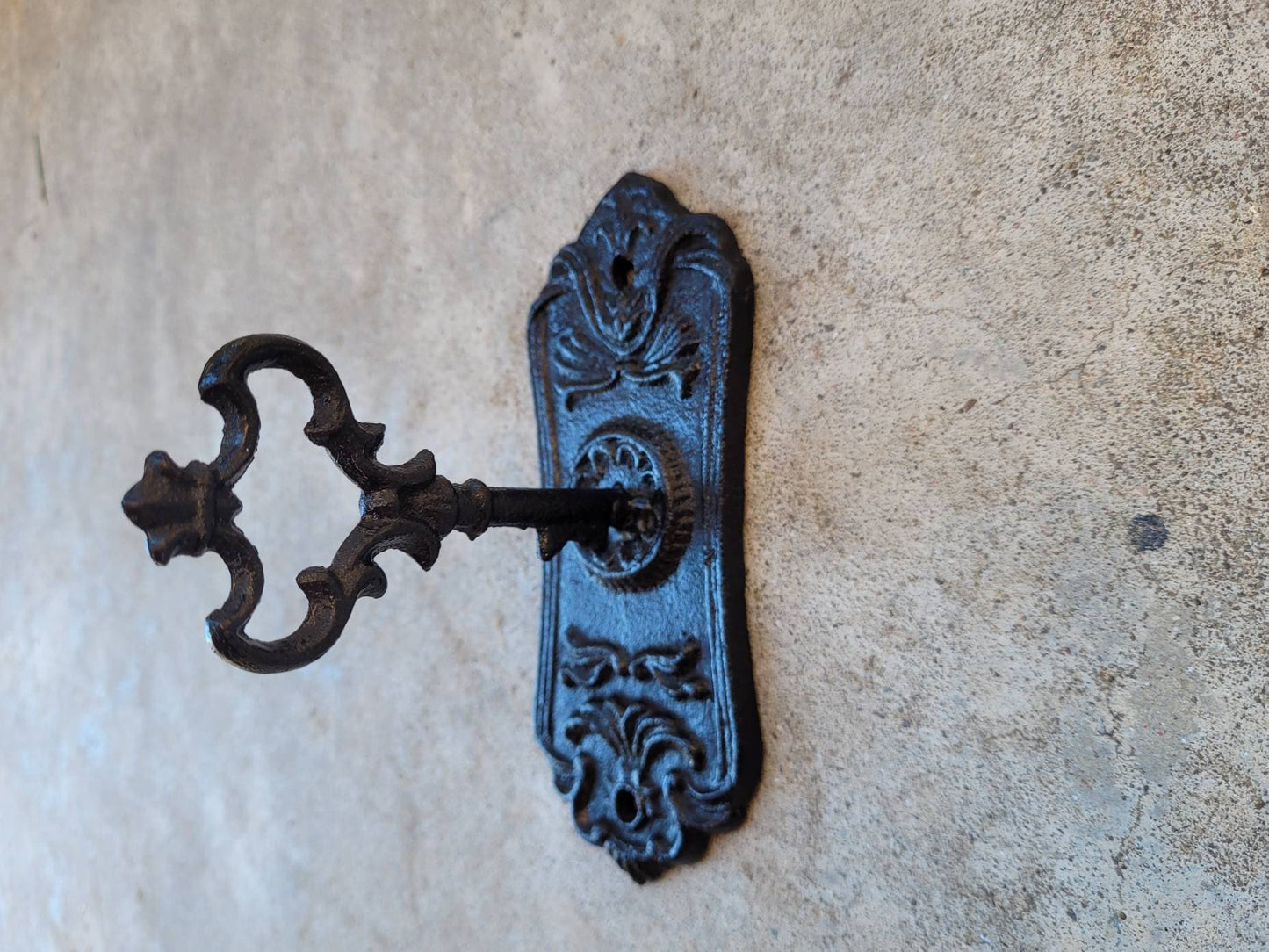 Skeleton Key Wall hook - PICK YOUR COLOR - bath towel hook, decorative hook, Victorian ornate hook, coat hook, shabby chic, Fleur de Lis