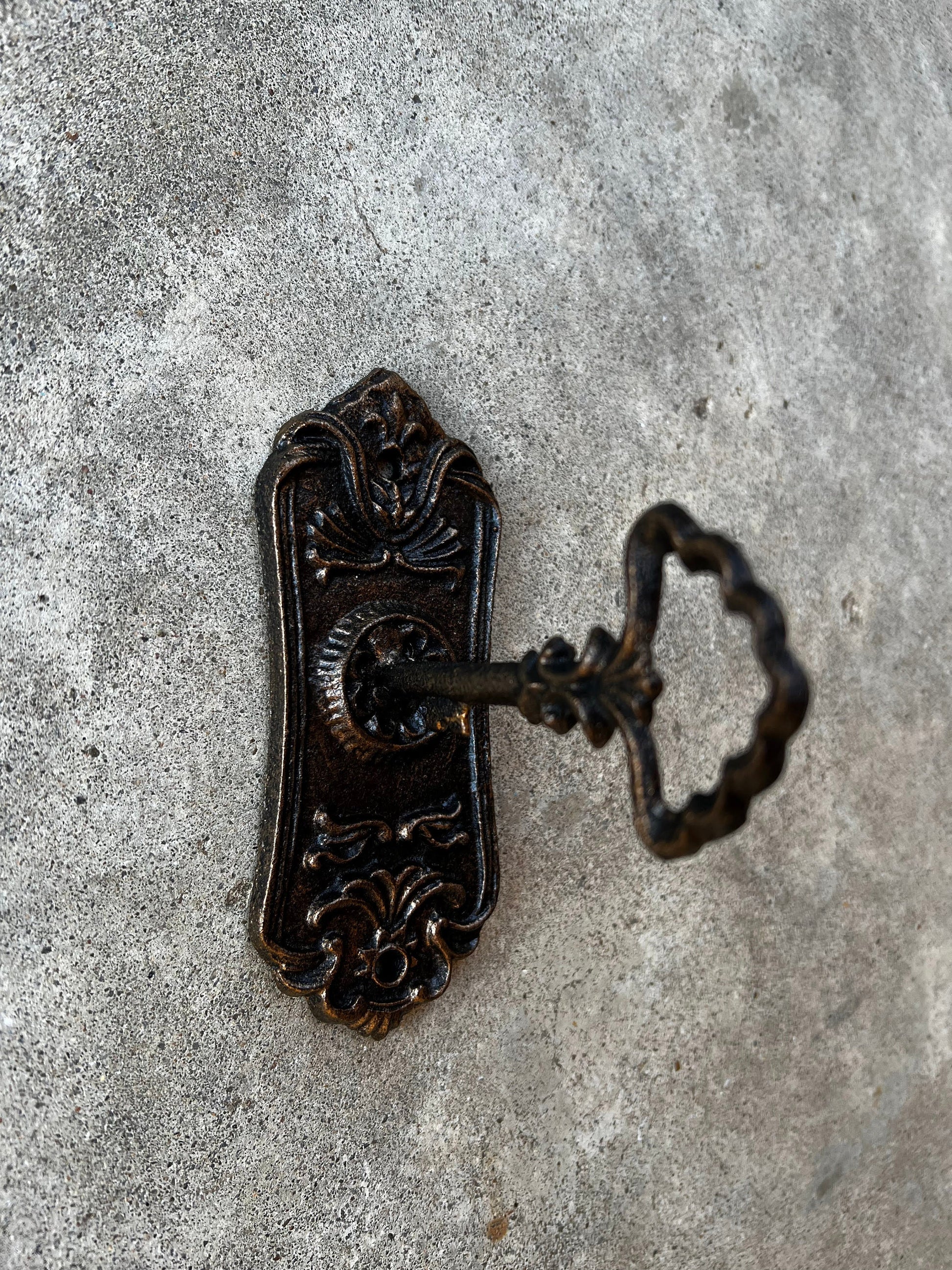 Skeleton Key Wall hook - PICK YOUR COLOR - bath towel hook, decorative hook, Victorian ornate hook, coat hook, shabby chic, Fleur de Lis