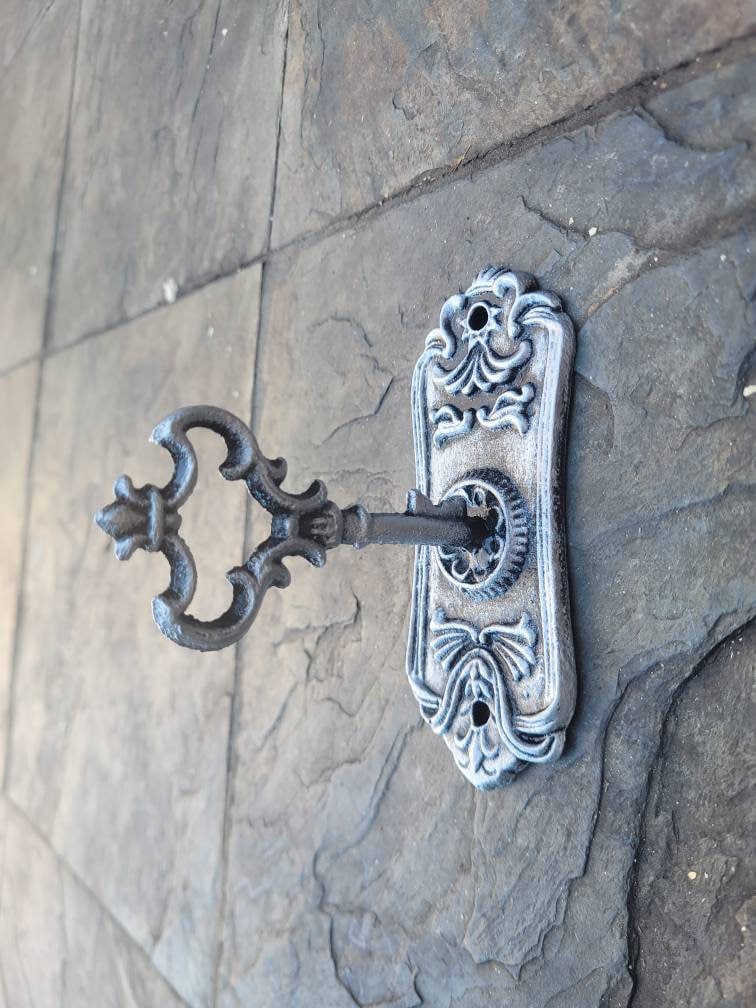 Skeleton Key Wall hook - PICK YOUR COLOR - bath towel hook, decorative hook, Victorian ornate hook, coat hook, shabby chic, Fleur de Lis