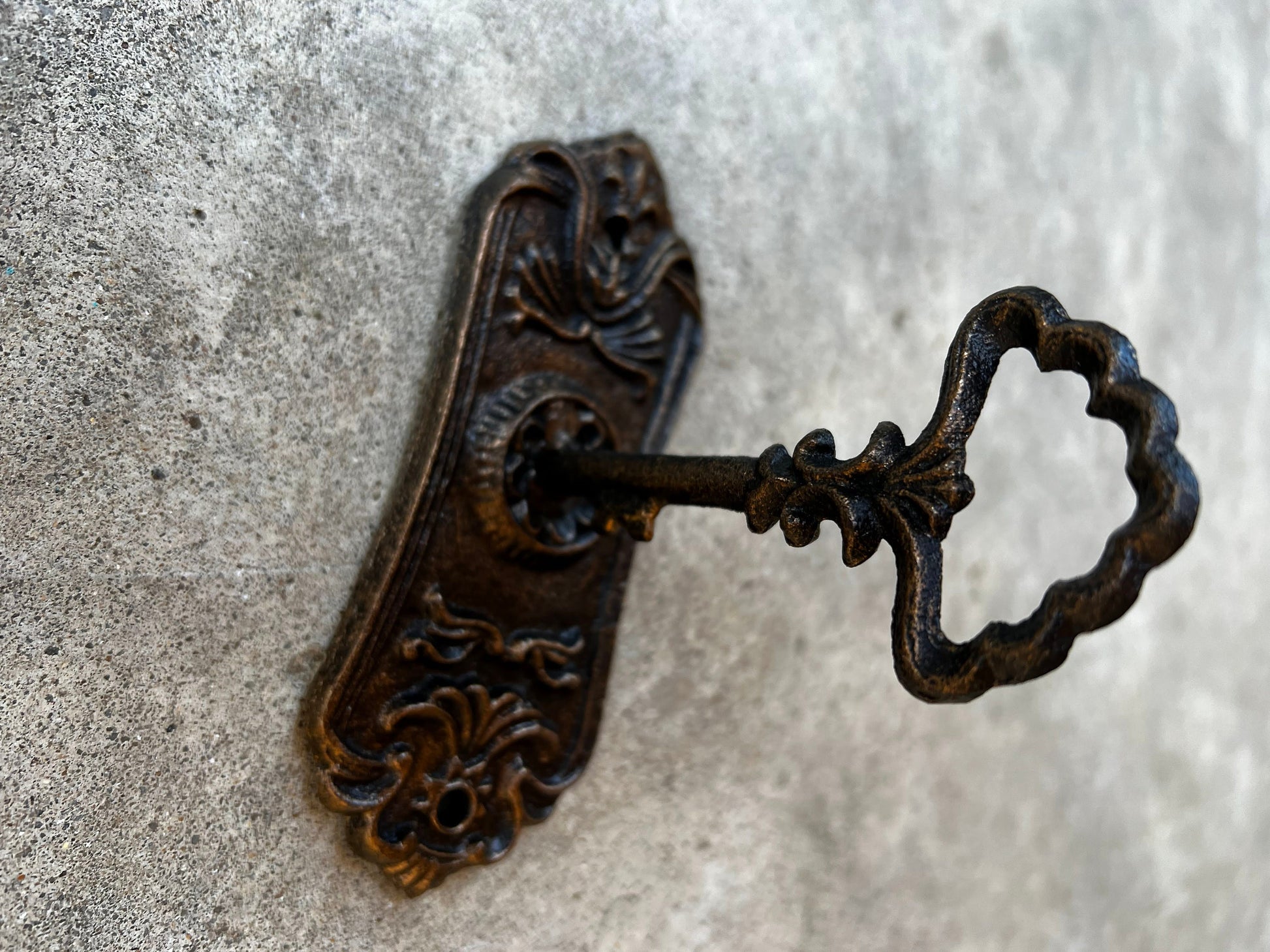 Skeleton Key Wall hook - PICK YOUR COLOR - bath towel hook, decorative hook, Victorian ornate hook, coat hook, shabby chic, Fleur de Lis