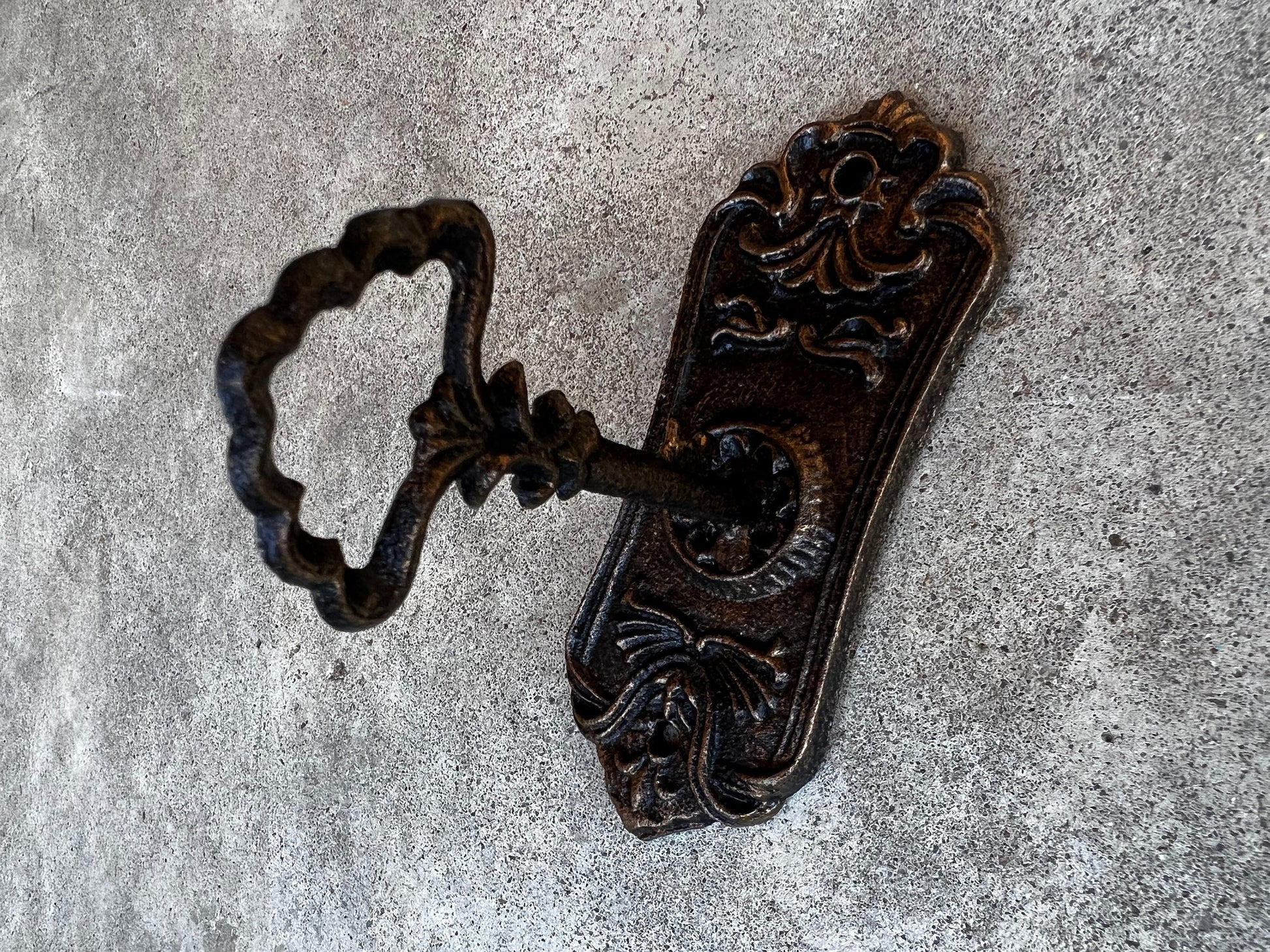 Skeleton Key Wall hook - PICK YOUR COLOR - bath towel hook, decorative hook, Victorian ornate hook, coat hook, shabby chic, Fleur de Lis