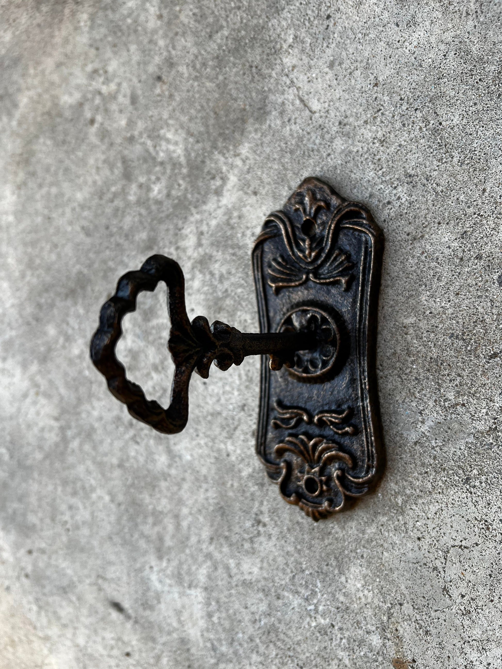 Skeleton Key Wall hook - PICK YOUR COLOR - bath towel hook, decorative hook, Victorian ornate hook, coat hook, shabby chic, Fleur de Lis