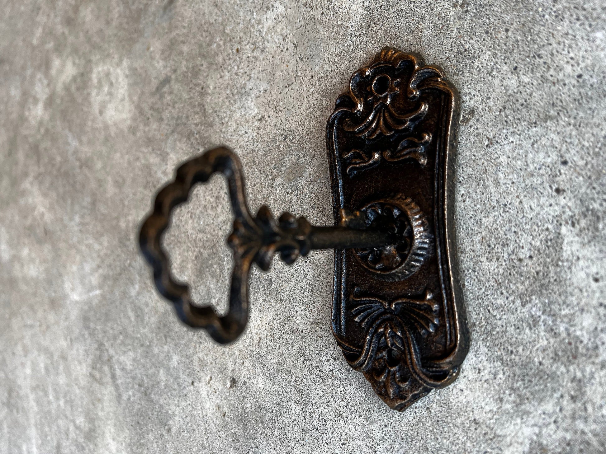 Skeleton Key Wall hook - PICK YOUR COLOR - bath towel hook, decorative hook, Victorian ornate hook, coat hook, shabby chic, Fleur de Lis