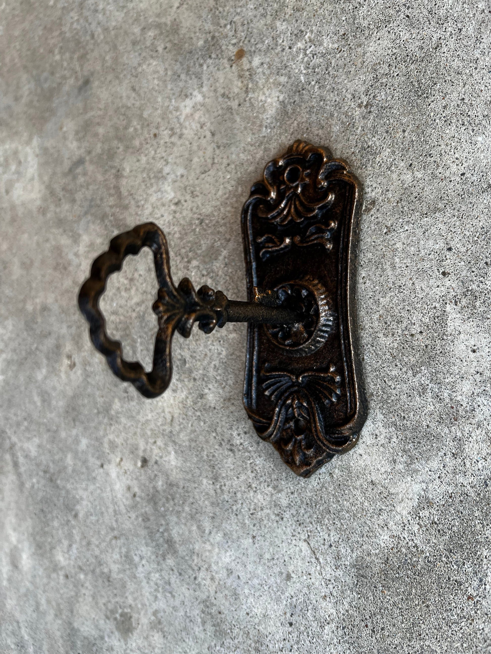 Skeleton Key Wall hook - PICK YOUR COLOR - bath towel hook, decorative hook, Victorian ornate hook, coat hook, shabby chic, Fleur de Lis