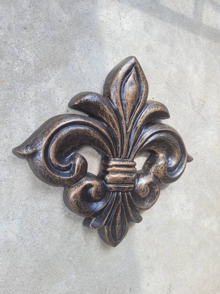 Fleur de Lis Wall plaque | PICK YOUR COLOR | Old World, Tuscan, French Country, Medieval Home Decor. Royal Queen King | FleurDeLisJunkie |