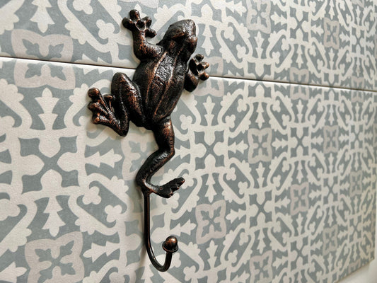 Frog Wall Hook | PICK YOUR COLOR | Cast Iron Wall coat Rack | Nature wall decor. Bathroom hardware Wall Hanger | FleurDeLisJunkie |