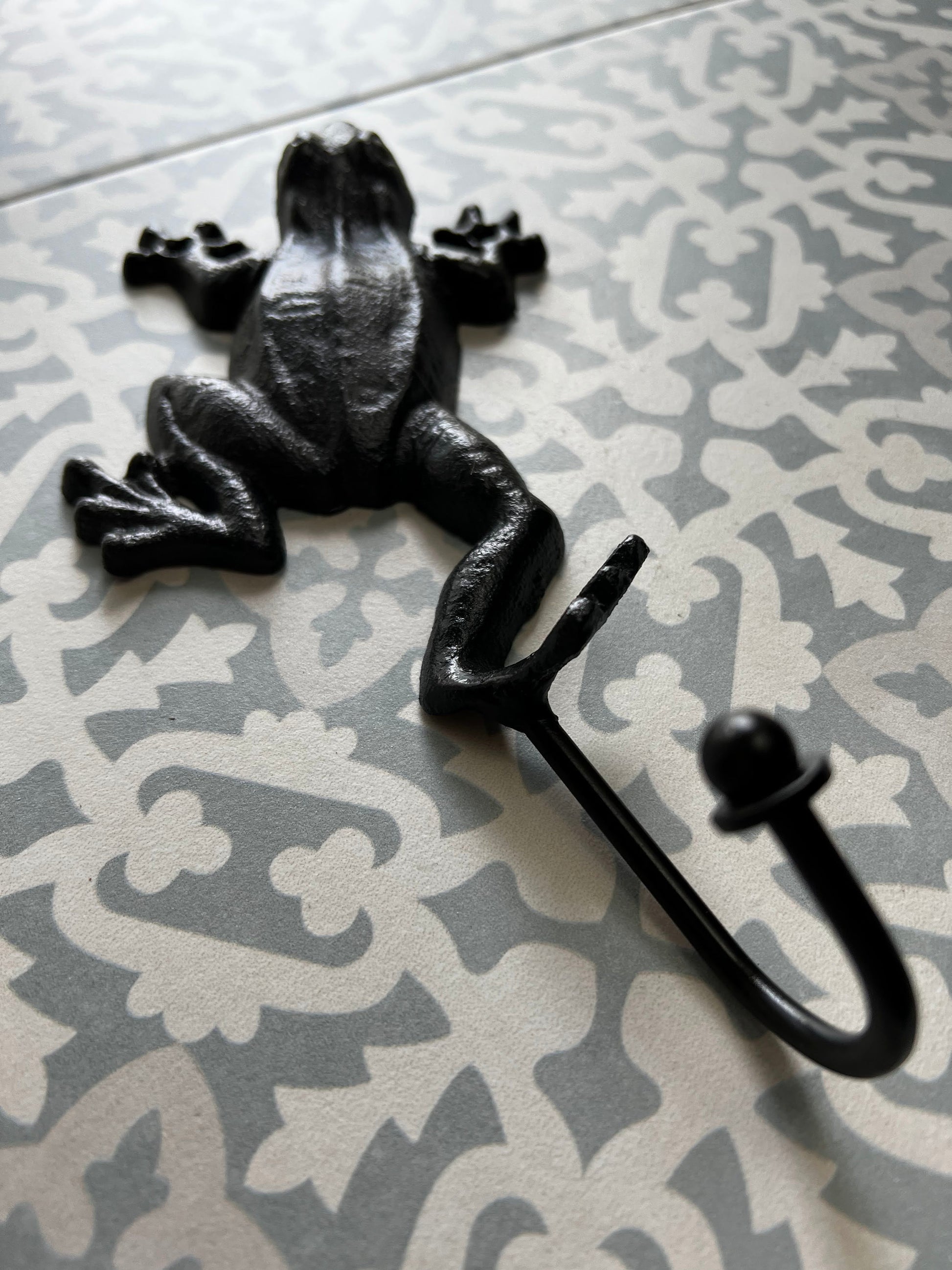 Frog Wall Hook | PICK YOUR COLOR | Cast Iron Wall coat Rack | Nature wall decor. Bathroom hardware Wall Hanger | FleurDeLisJunkie |