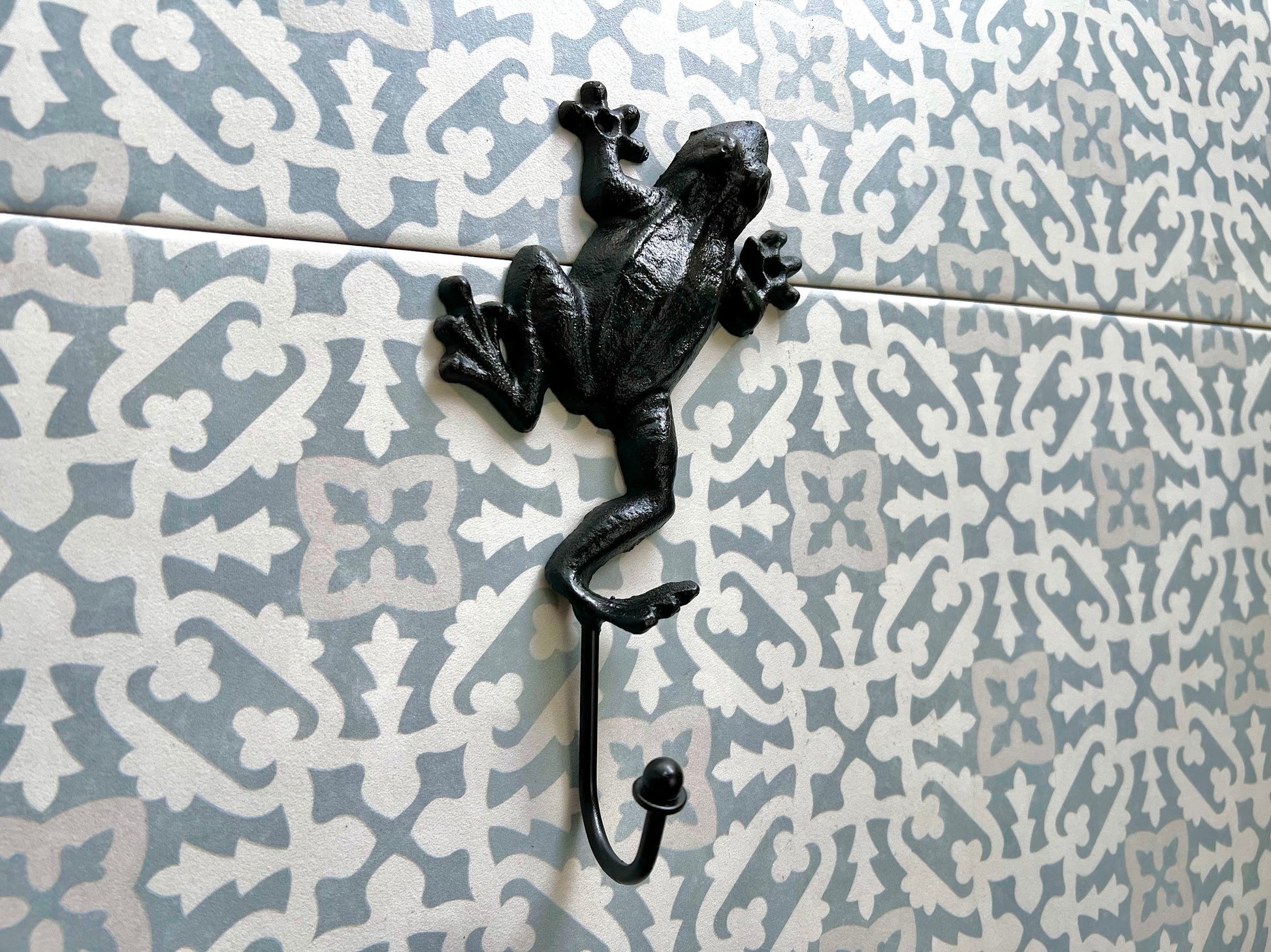 Frog Wall Hook | PICK YOUR COLOR | Cast Iron Wall coat Rack | Nature wall decor. Bathroom hardware Wall Hanger | FleurDeLisJunkie |